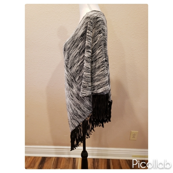 Two by Vince Camuto Fringed Poncho - Picture 6 of 9